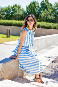 blue striped crop top and midi skirt, summer picnic outfit, how to wear a midi skirt