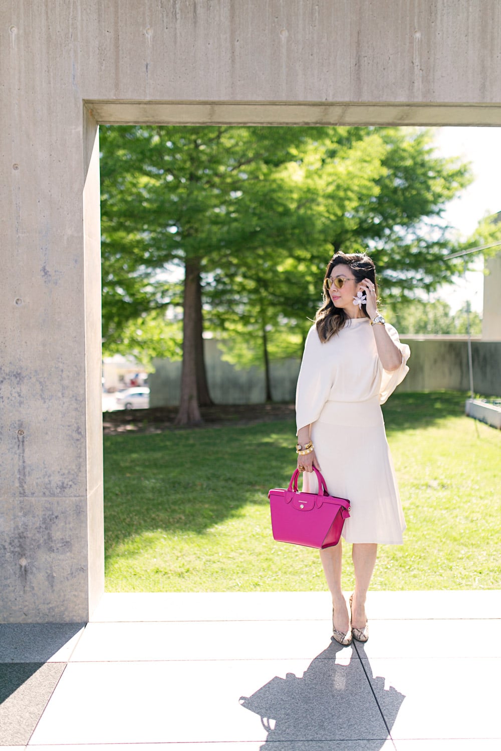 how to wear a cream dress with pink bag