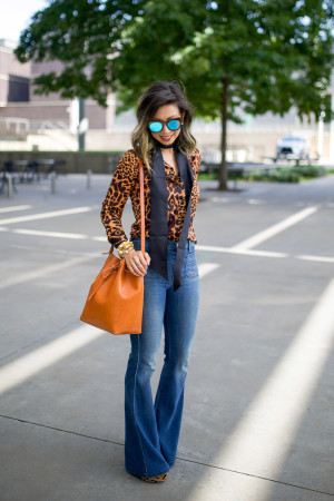 leopard top, flare jeans, 50 ways to wear denim, mansur gavriel bucket bag cammello rosa