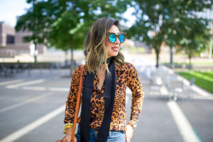 leopard top,black skinny scarf, 50 ways to wear denim, mansur gavriel bucket bag cammello rosa