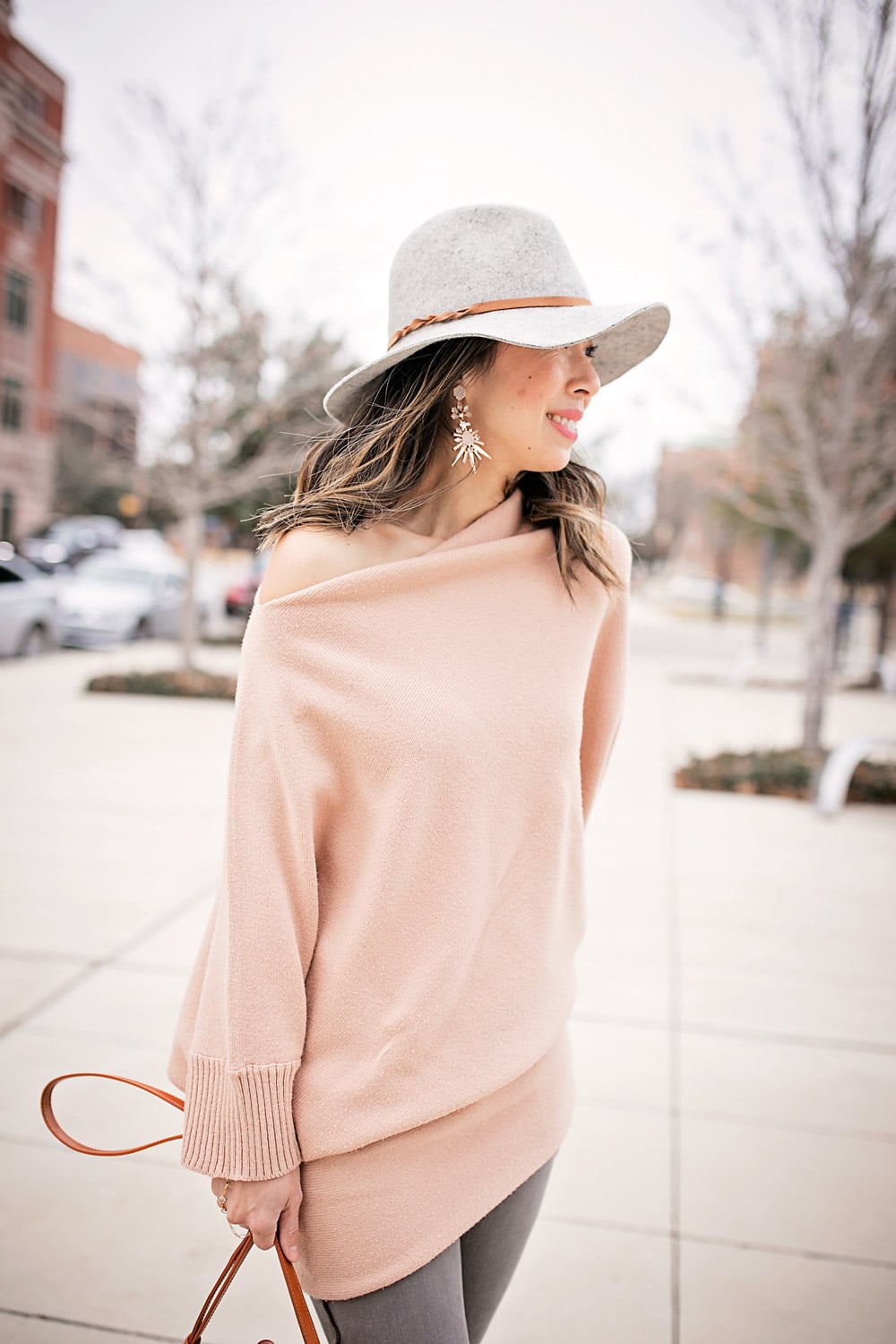 tan off the shoulder sweater with frame le skinny grey jeans, kendra scott isadora earrings, grey fedora