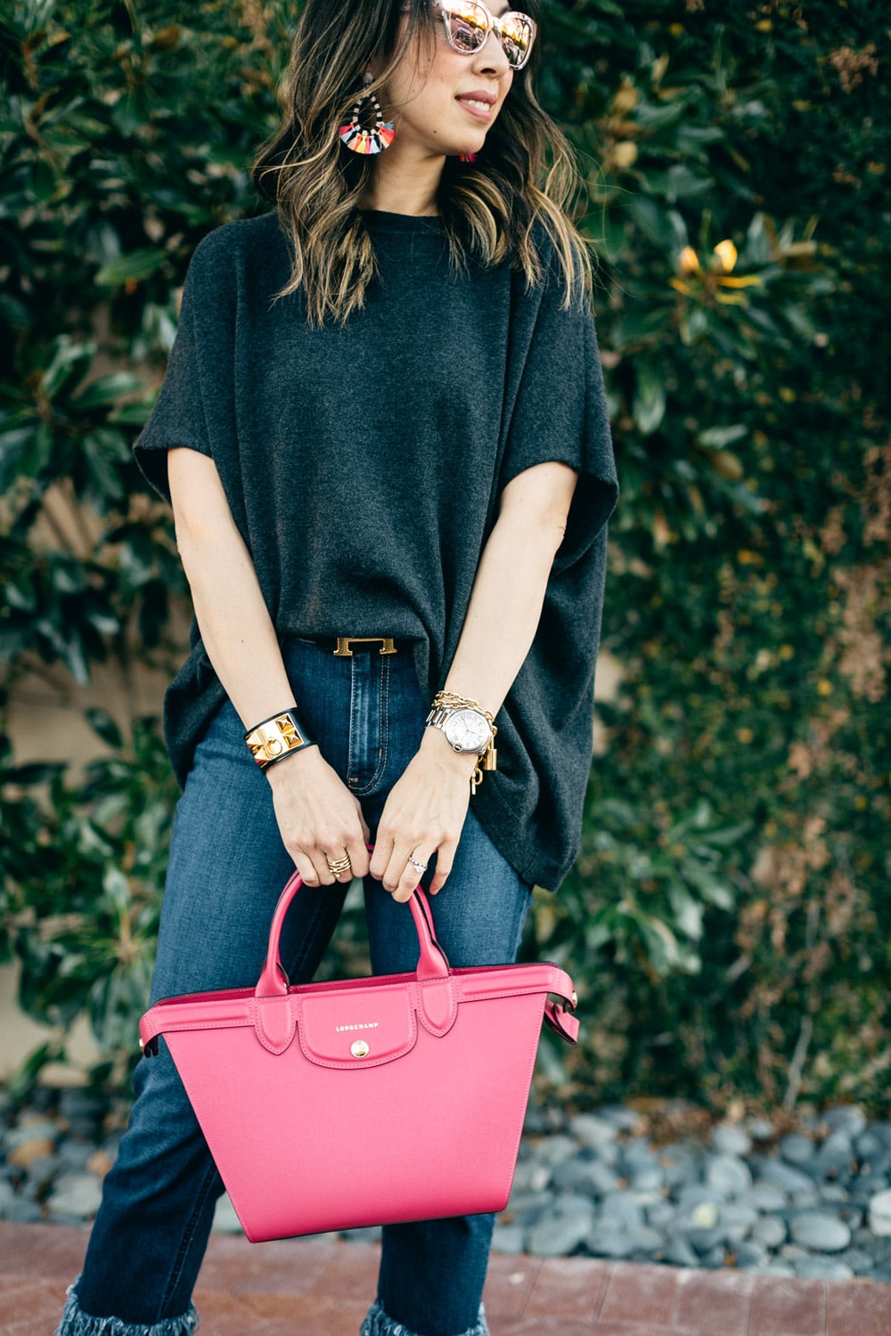 the row oversized sweater, frayed hem jeans, gucci crossover slides, longchamp le pliage heritage pink bag