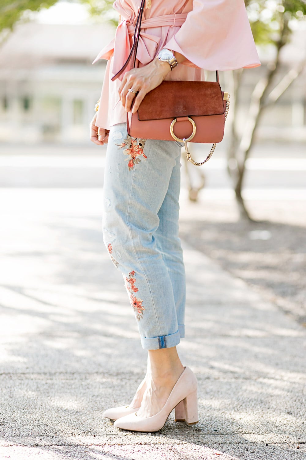how to wear whbm embroidered girlfriend jeans with rose pink chloe faye bag and mila pink block heel pumps