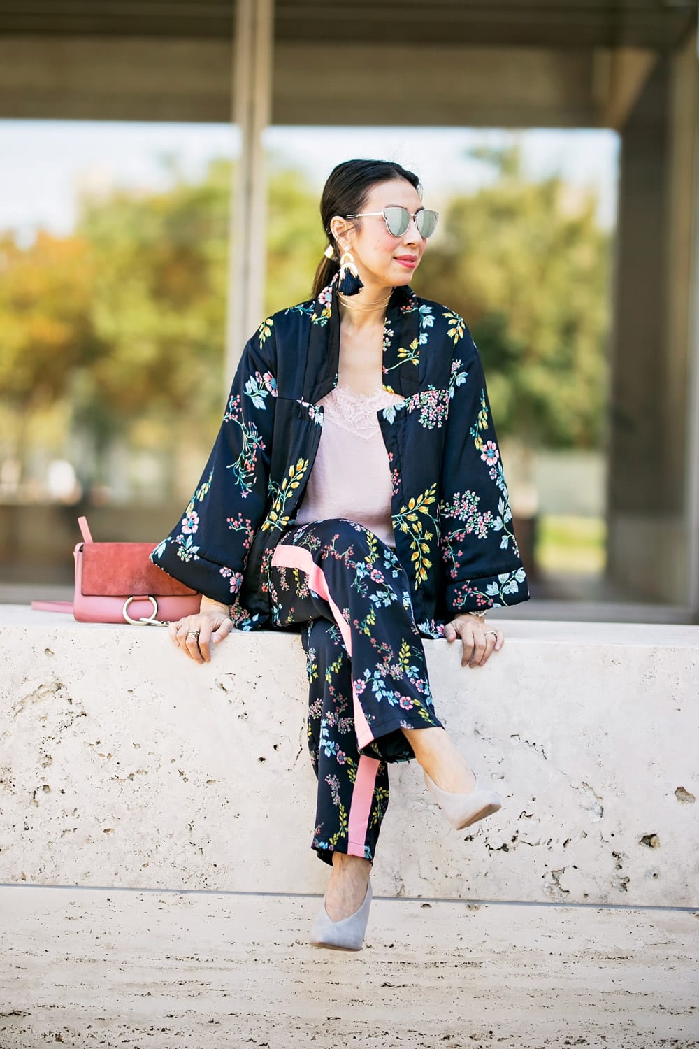 how to wear who what wear collection floral kimono pajama set baublebar tassel earrings pink chloe faye bag