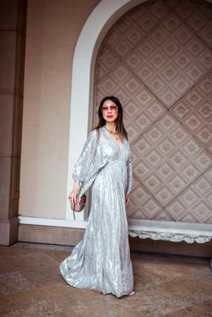 dallas blogger in elizabeth & james metallic caftan dress