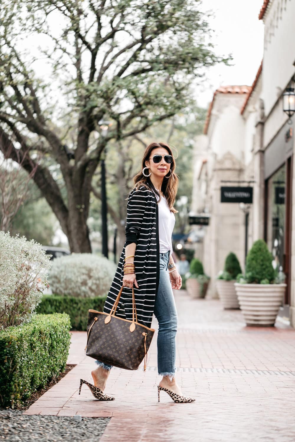 Spring outfit and Louis Vuitton neverfull gm