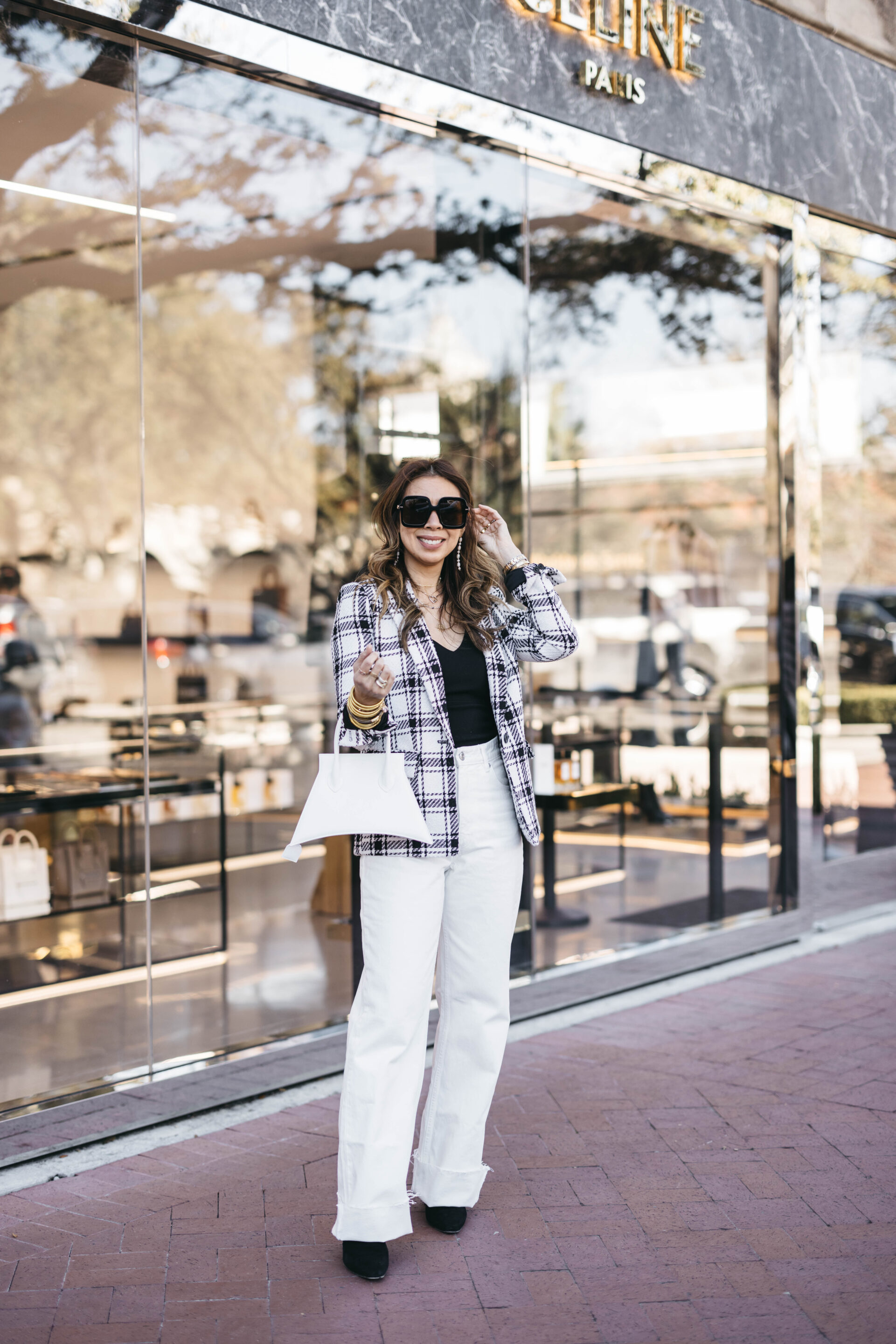 Dallas woman wearing blazer, white pants and Gucci sunglasses