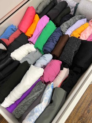 Style of Sam Organizing your closet by color like a pro